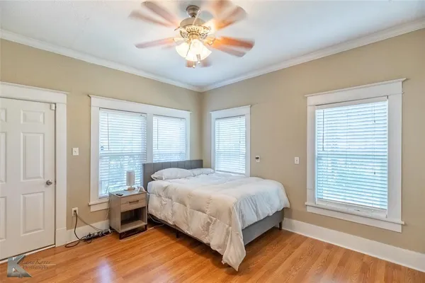 a view of a livingroom with hardwood floor and a ceiling fan