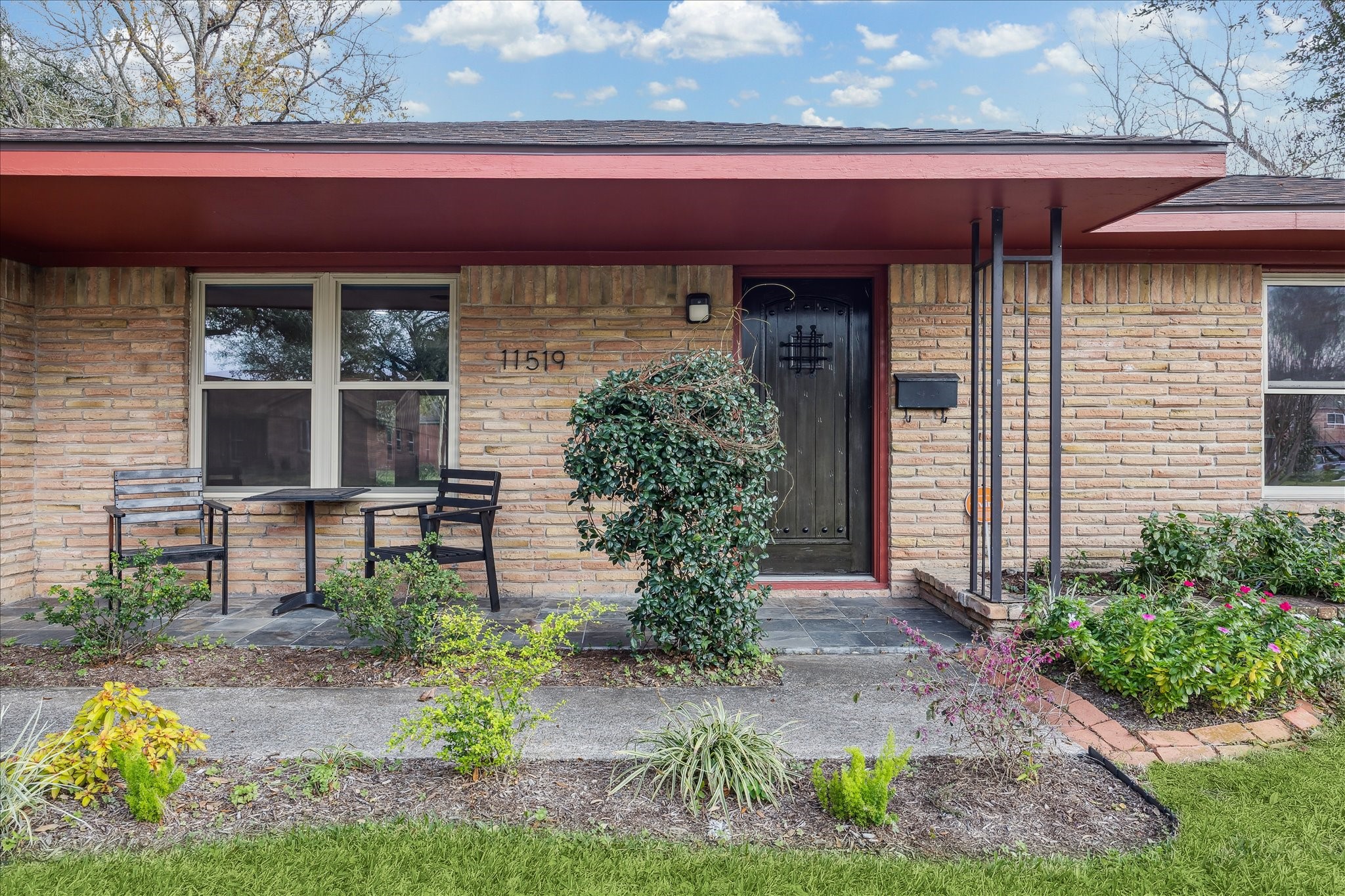 11519 Endicott Lane Houston, TX 77035 - Photo 25 of 25 a front view of a house with garden
