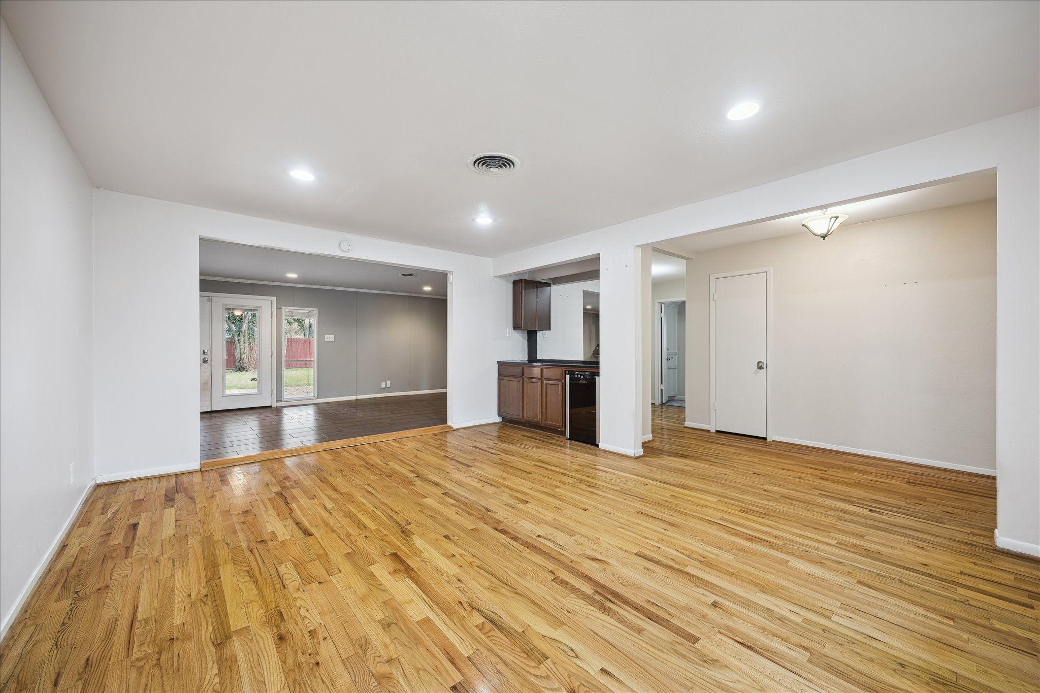 11519 Endicott Lane Houston, TX 77035 - Photo 4 of 25 a big room with wooden floor and natural light
