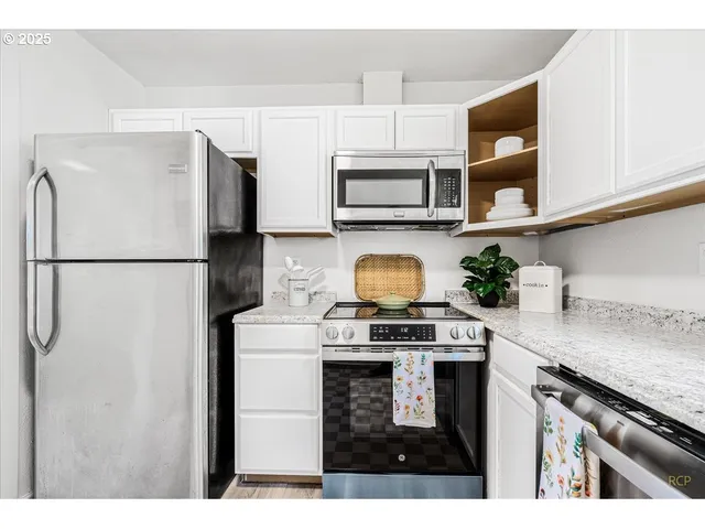 $400,000 | 1718 Northeast Walnut Avenue, Wood Village, OR 97060