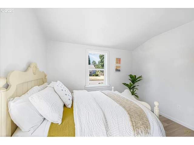 $400,000 | 1718 Northeast Walnut Avenue, Wood Village, OR 97060