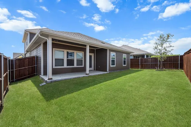 a view of a house with a backyard