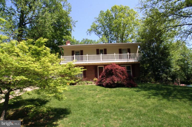 A tale of 2 stories unfolds in this lovely colonia
