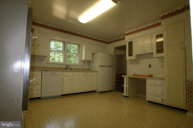 1502 Timberline Road Silver Spring, MD 20904 - Photo 15 of 29 Honey of a Kitchen with built-in desk/cabinets
