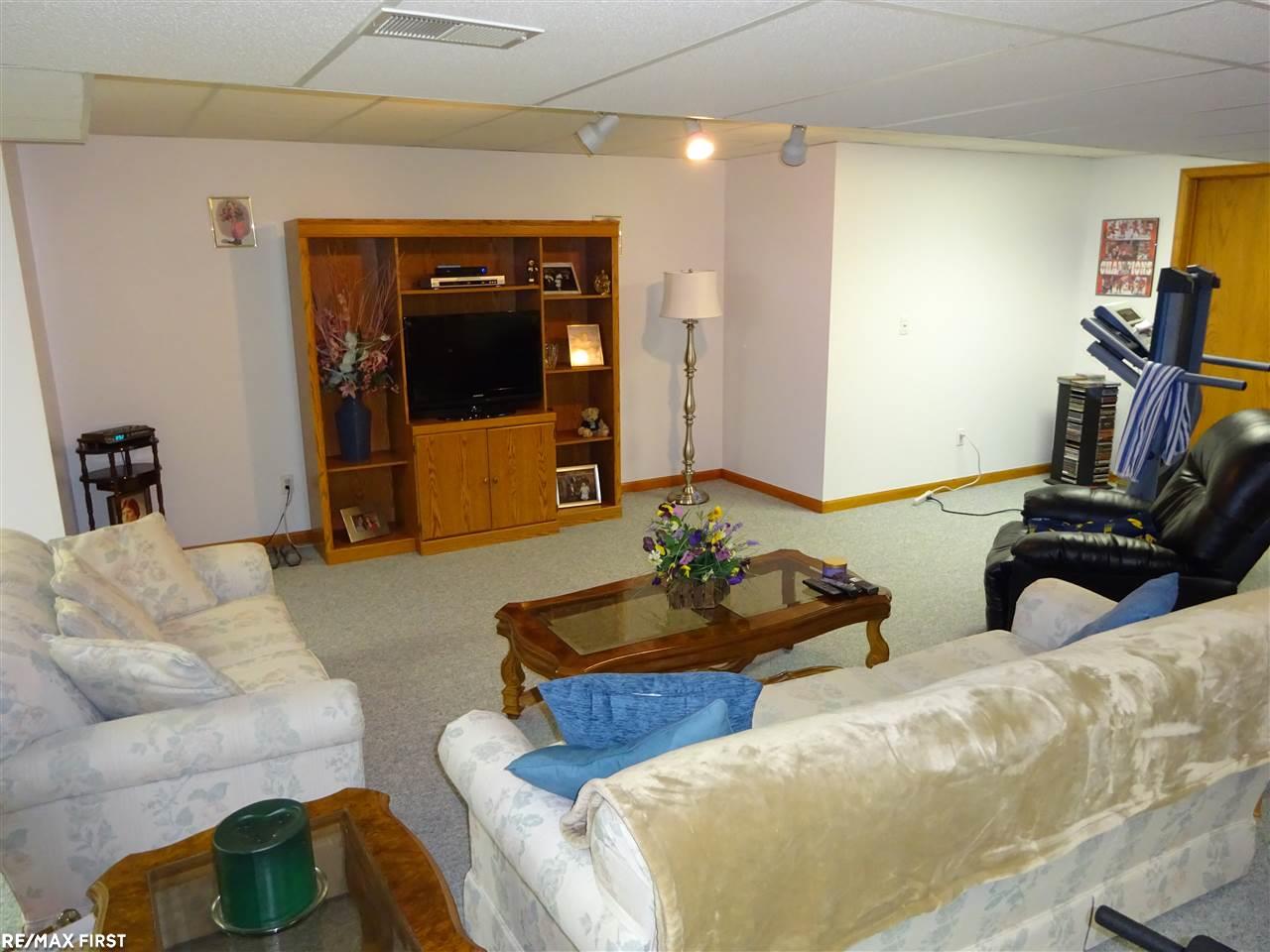 896 Grovecrest Rochester Hills, MI 48307 - Photo 29 of 43