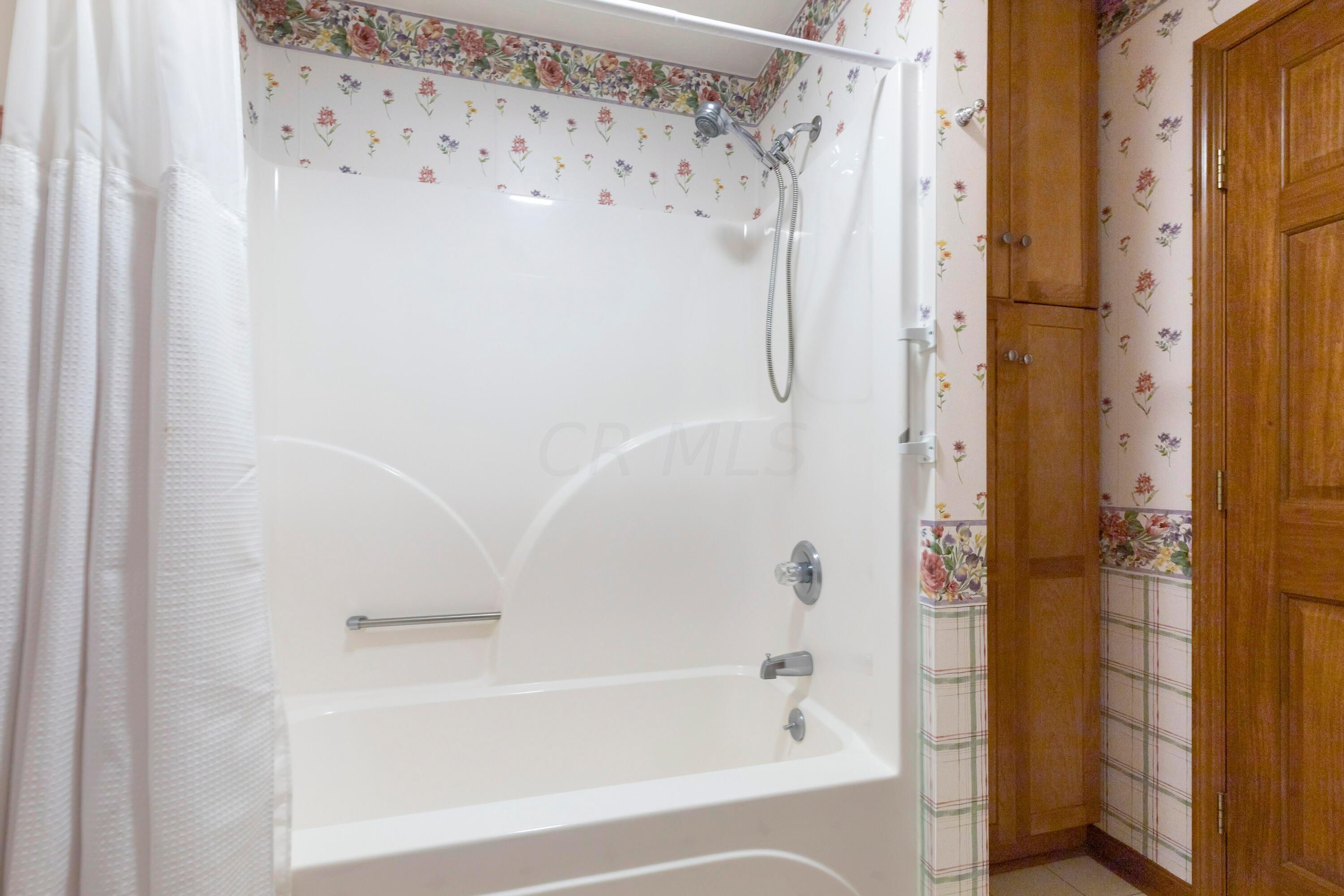 11121 Tucker Road Mount Vernon, OH 43050 - Photo 23 of 50 Hall Full Bath
