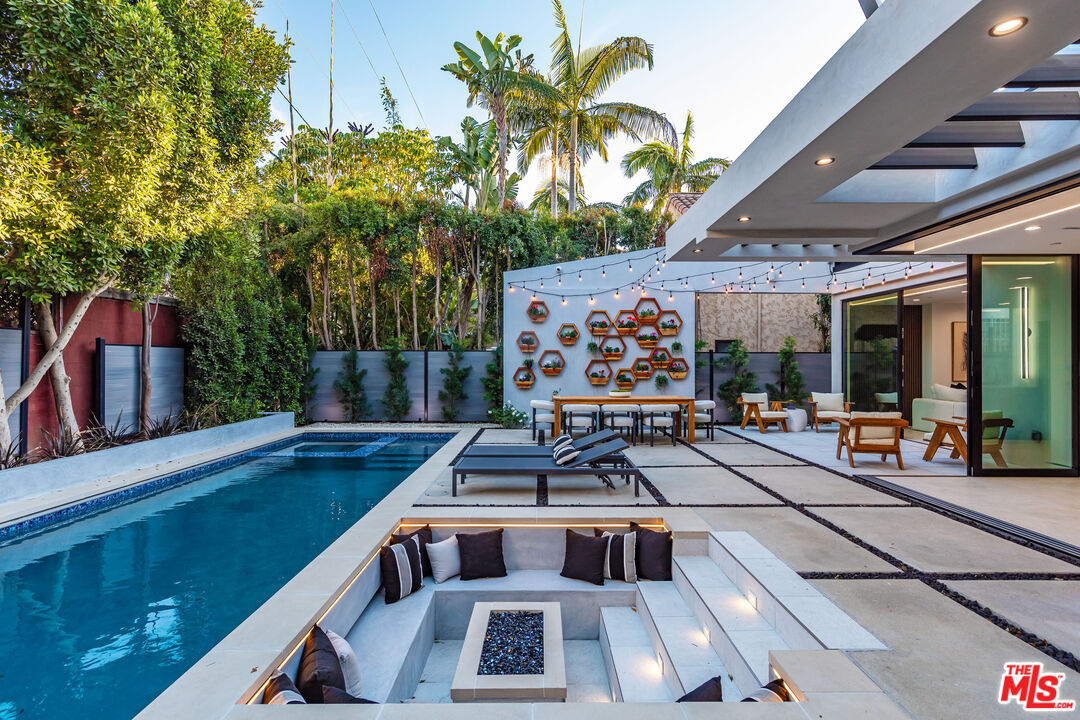 930 N La Jolla Ave  