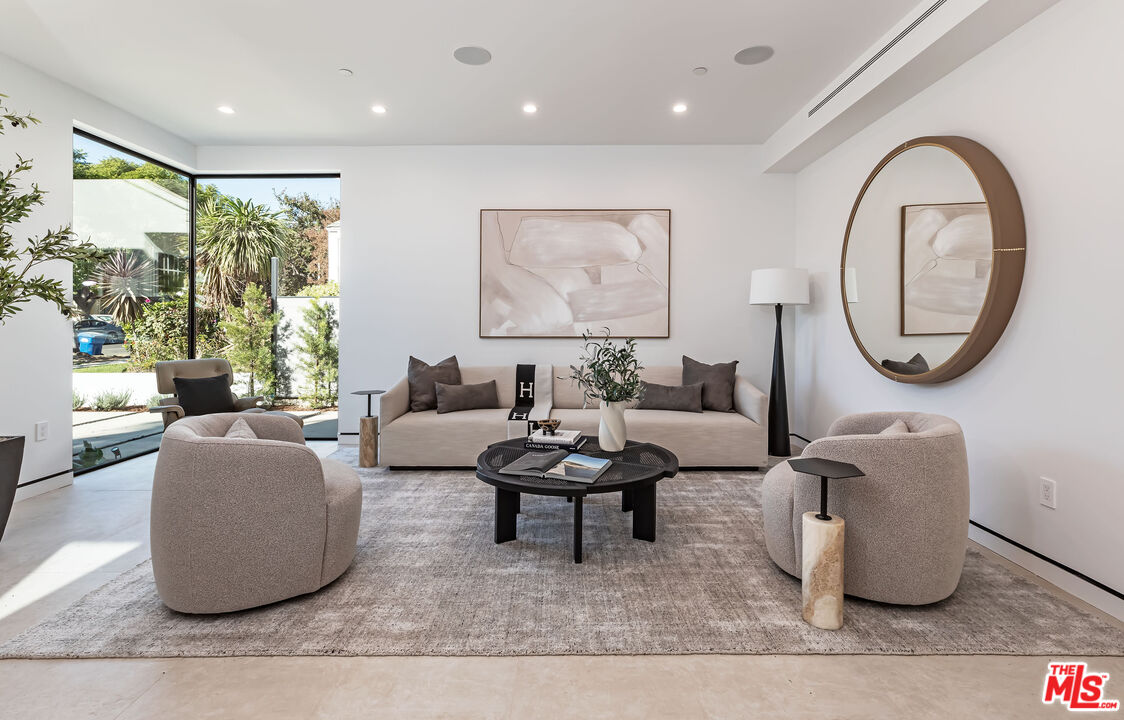 930 N La Jolla Ave  