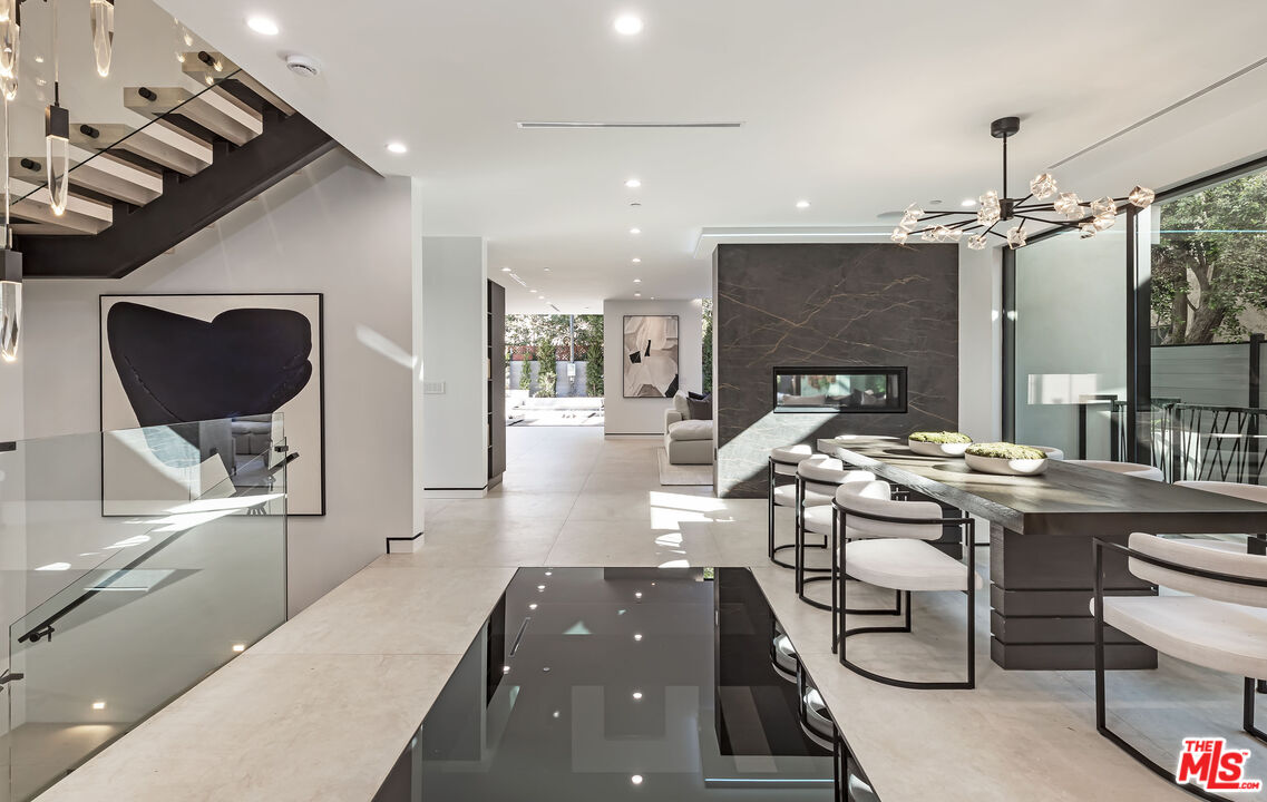 930 N La Jolla Ave  