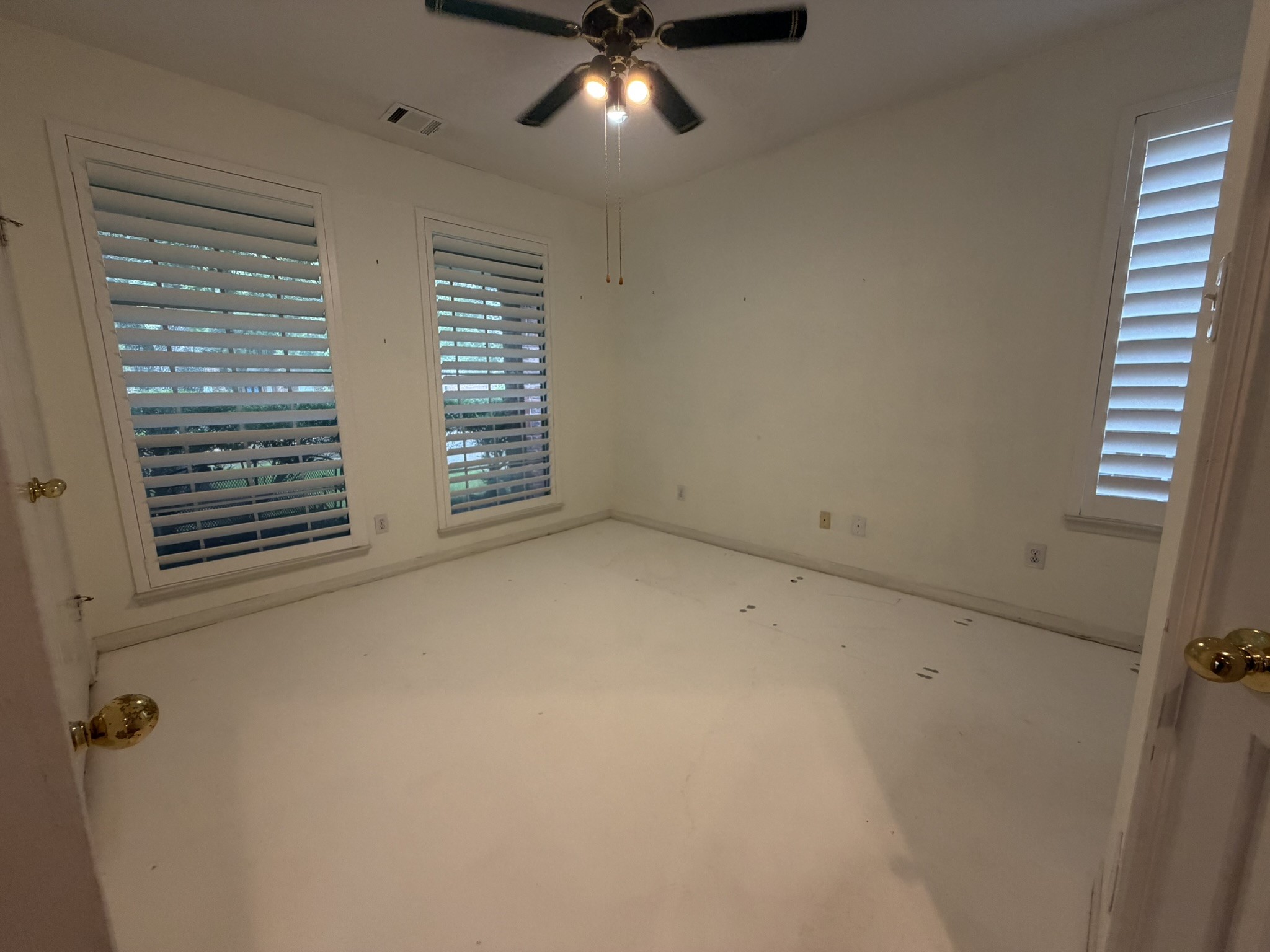 13810 Inland Spring Court Houston, TX 77059 - Photo 17 of 27 Downstairs bedroom is a blank canvas for your ideas: office, guest room or workout room