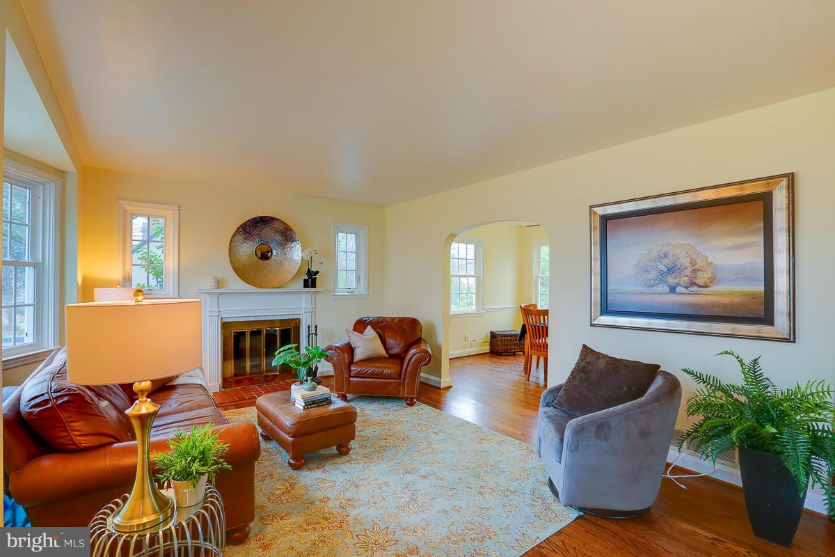 6506 Crestwood Road Baltimore, MD 21239 - Photo 2 of 29 Living Room