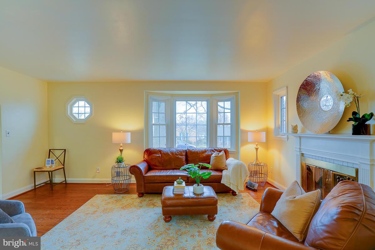 6506 Crestwood Road Baltimore, MD 21239 - Photo 4 of 29 Living Room