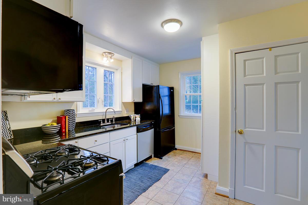 6506 Crestwood Road Baltimore, MD 21239 - Photo 8 of 29 Kitchen