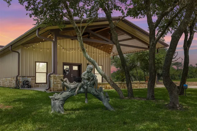 a view of a house with backyard