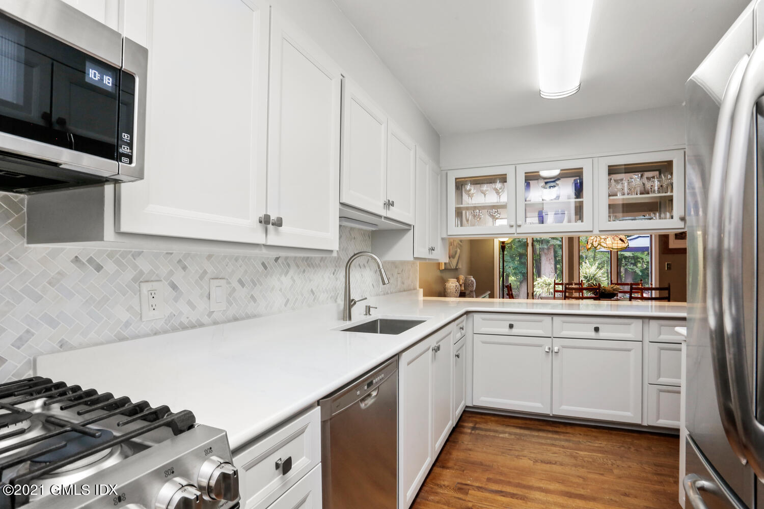 33 Mary Lane Riverside, CT 06878 - Photo 12 of 34 a kitchen with a sink stove and microwave