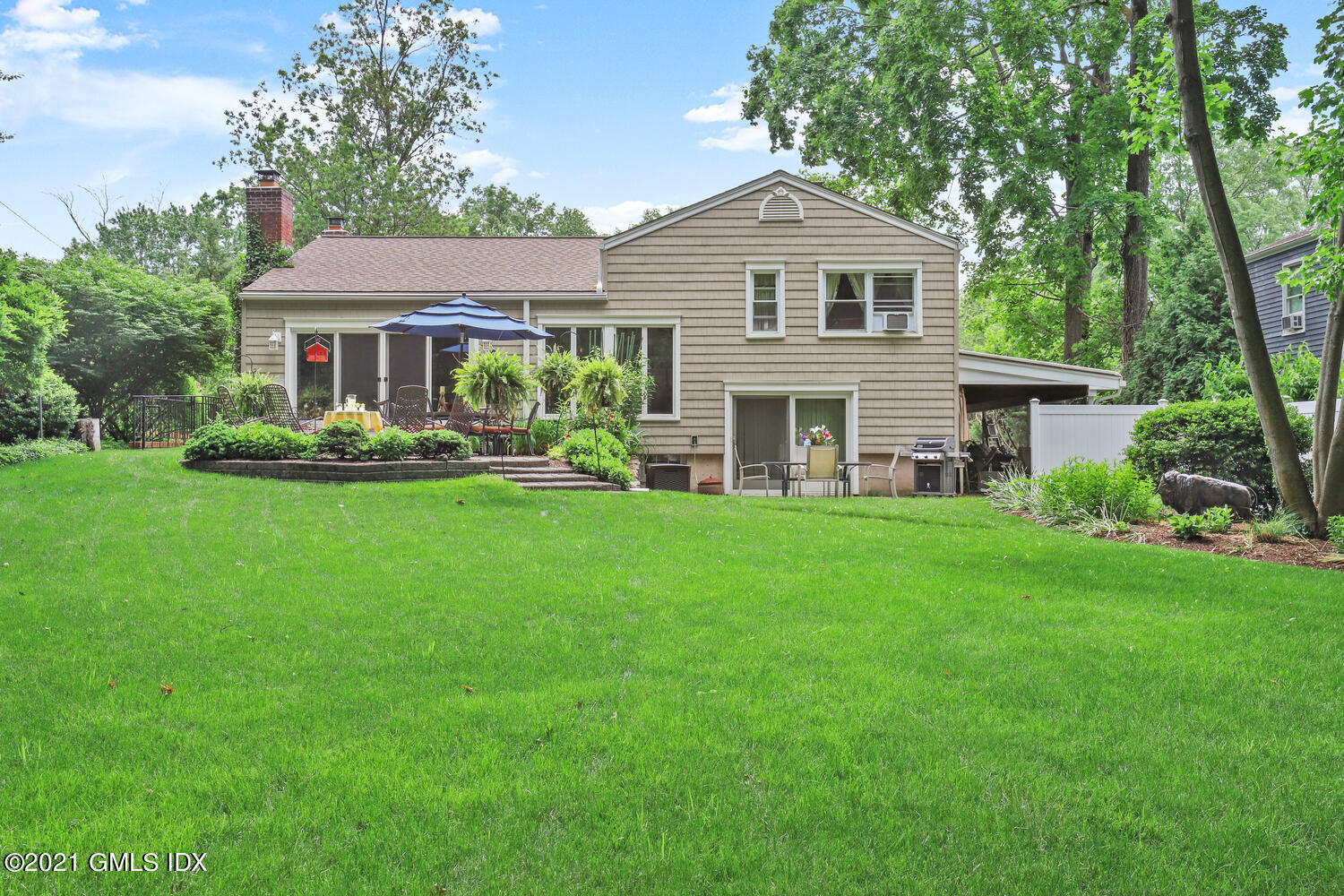 33 Mary Lane Riverside, CT 06878 - Photo 25 of 34 a front view of a house with a yard and green space