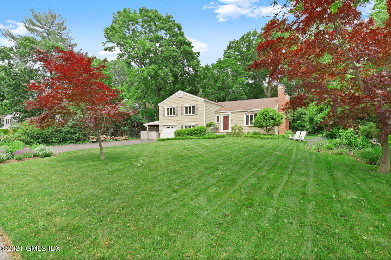 33 Mary Lane Riverside, CT 06878 - Photo 27 of 34 a front view of a house with a yard