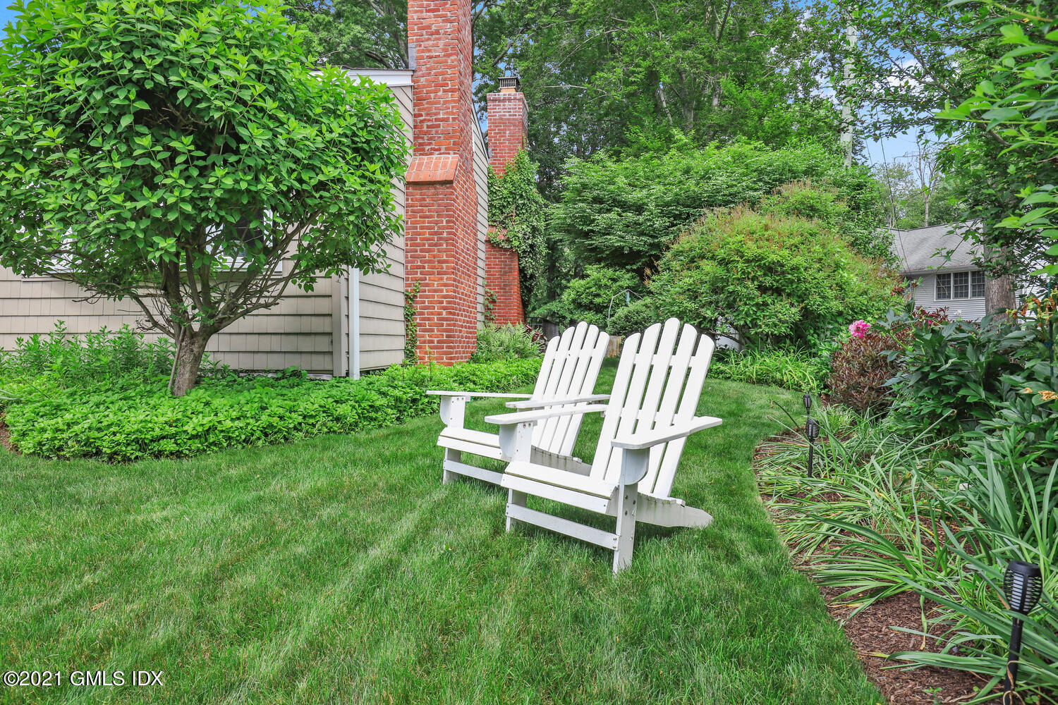 33 Mary Lane Riverside, CT 06878 - Photo 28 of 34 a garden view with a seating space