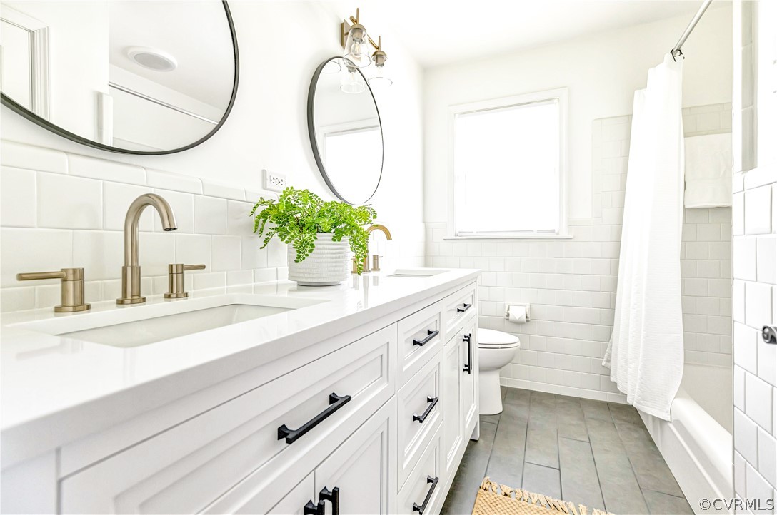 11607 Genito Road Midlothian, VA 23112 - Photo 33 of 50 a bathroom with a double vanity sink mirror and a bathtub