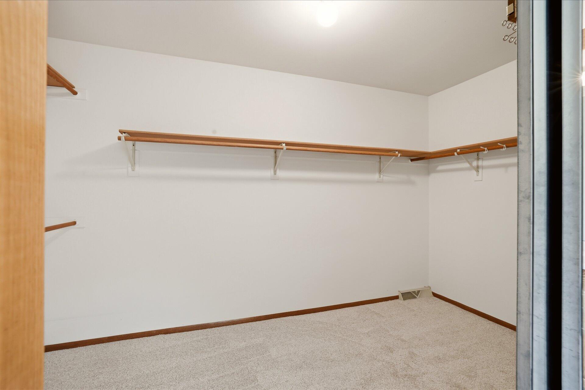 790 Garrison Court Delafield, WI 53018 - Photo 24 of 37 33-022_BCAM1377
