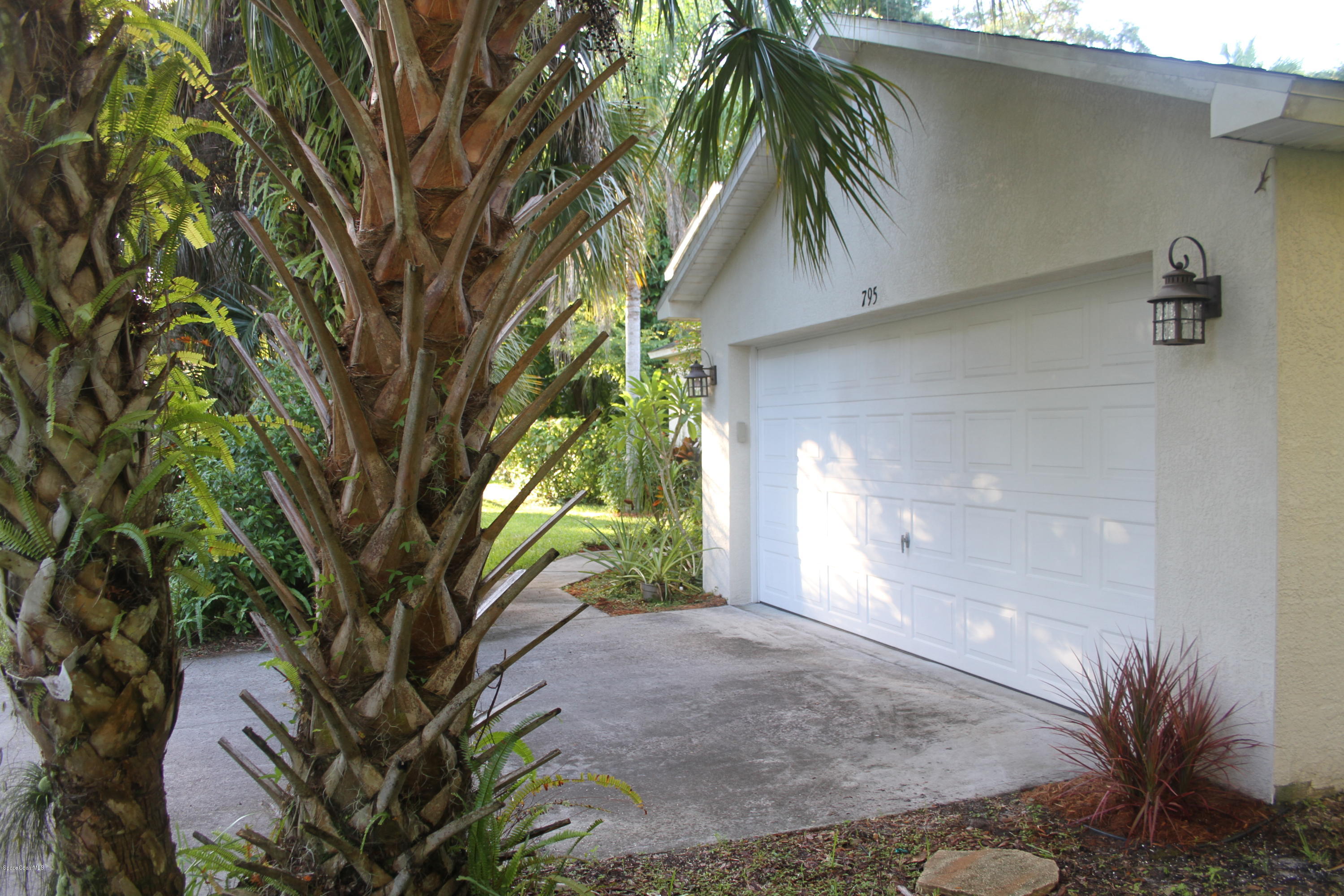 795 Seymour Road Northeast Palm Bay, FL 32905 - Photo 5 of 46 GARAGE