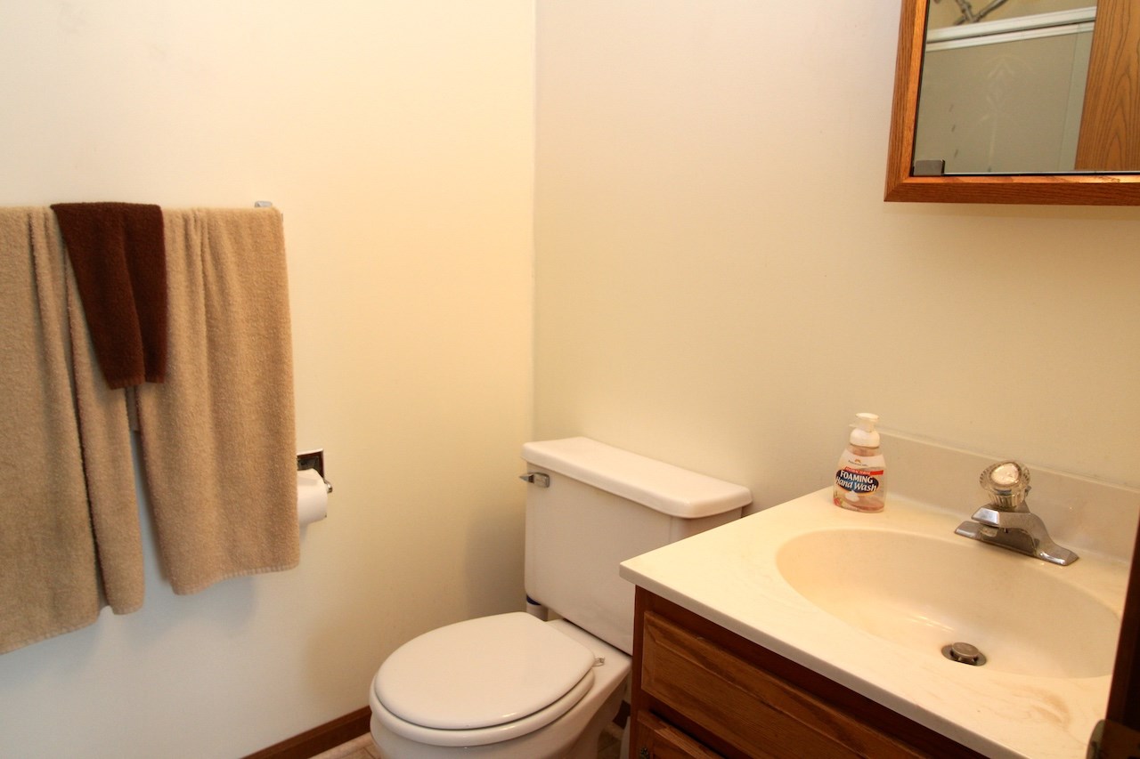 4393 Lakeshore Road Deckerville, MI 48427 - Photo 15 of 39 31381140-14.JPG