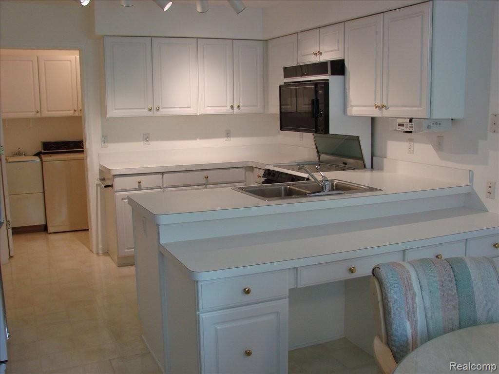 5898 Dawn Ridge Drive, Unit 101 Troy, MI 48098 - Photo 5 of 18 Kitchen