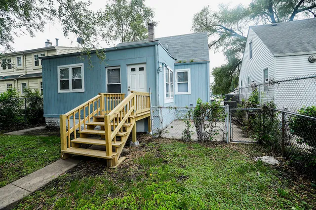 a view of a house with backyard and a garden