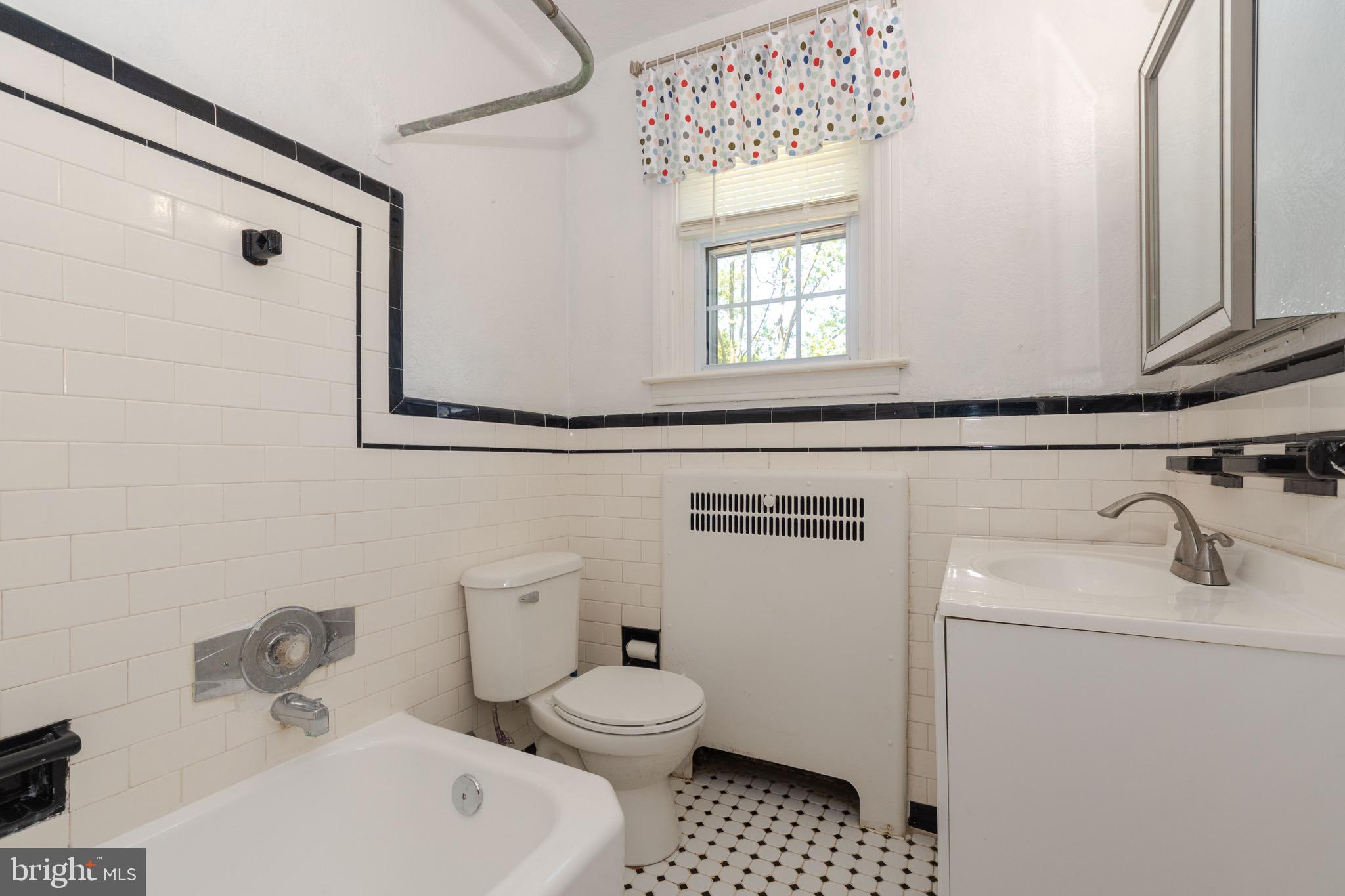 317 Murdock Road Baltimore, MD 21212 - Photo 18 of 39 Full Hall Bathroom