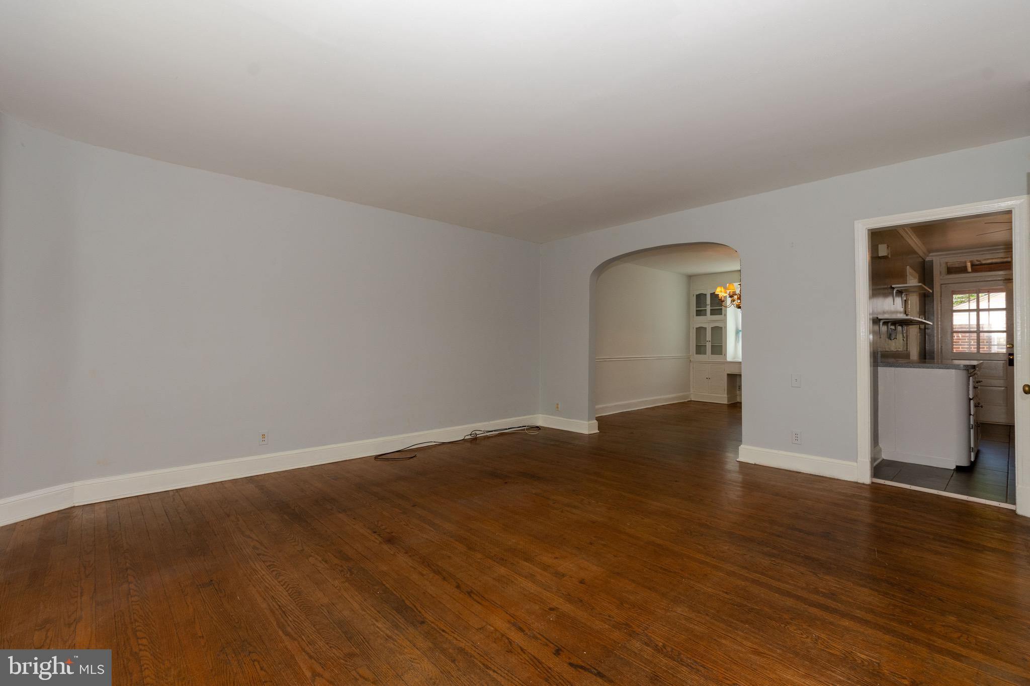 317 Murdock Road Baltimore, MD 21212 - Photo 6 of 39 Living Room