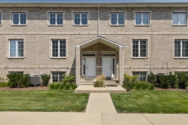 $398,000 | 183 East River Road, Unit D3, Des Plaines, IL 60016