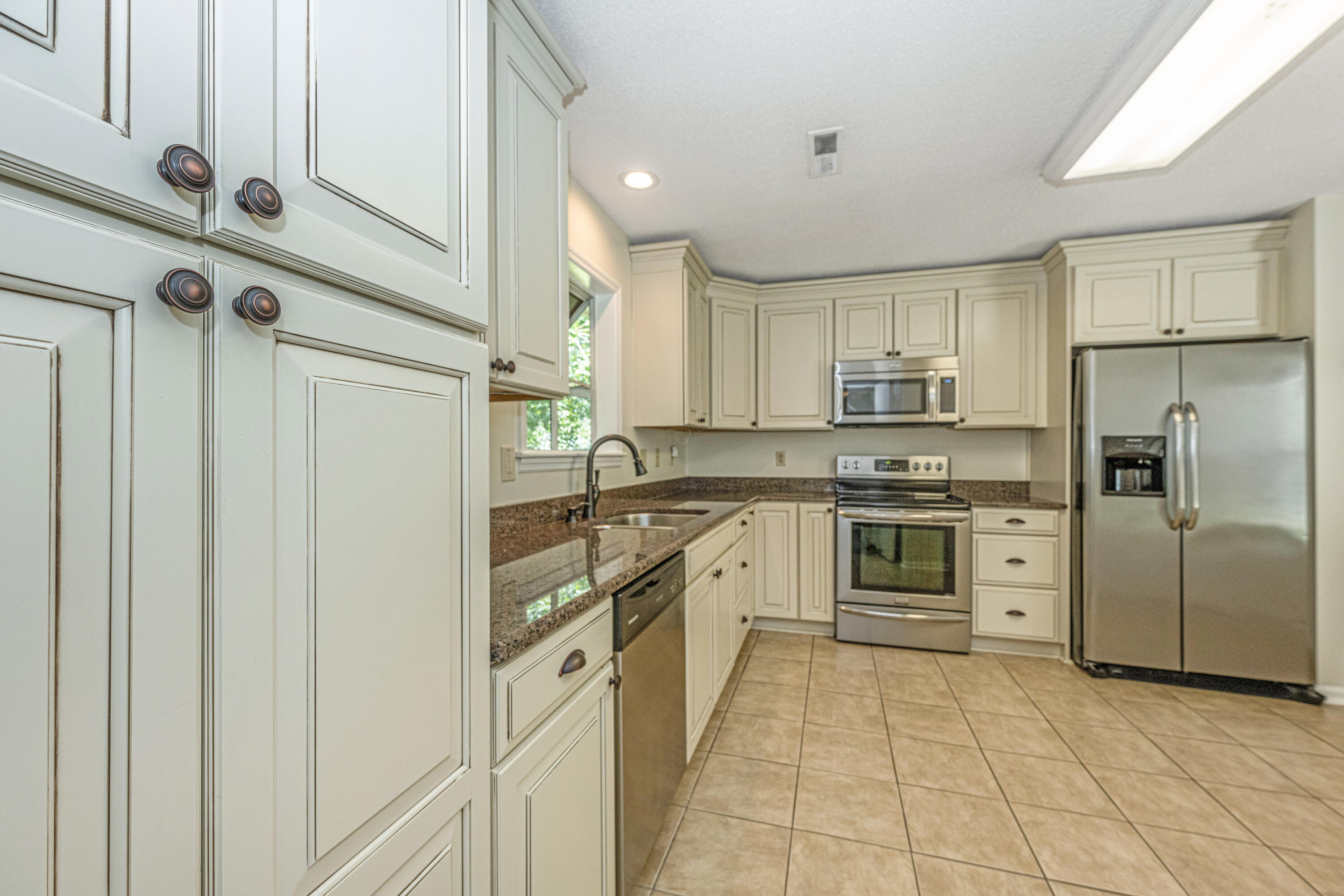 29 Fieldfare Way Charleston, SC 29414 - Photo 12 of 28 Custom Cabinets