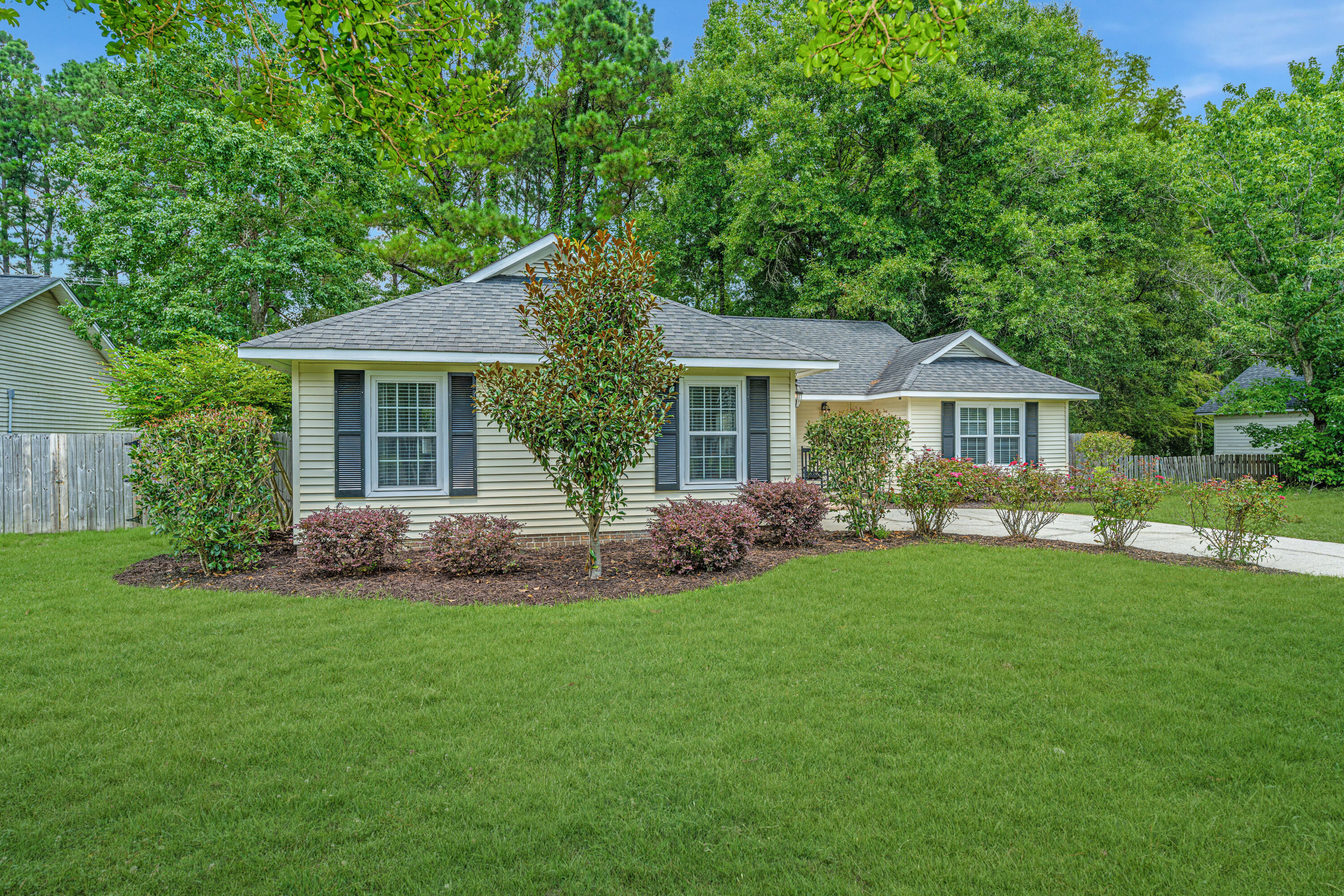 29 Fieldfare Way Charleston, SC 29414 - Photo 4 of 28 Beautiful Front Yard