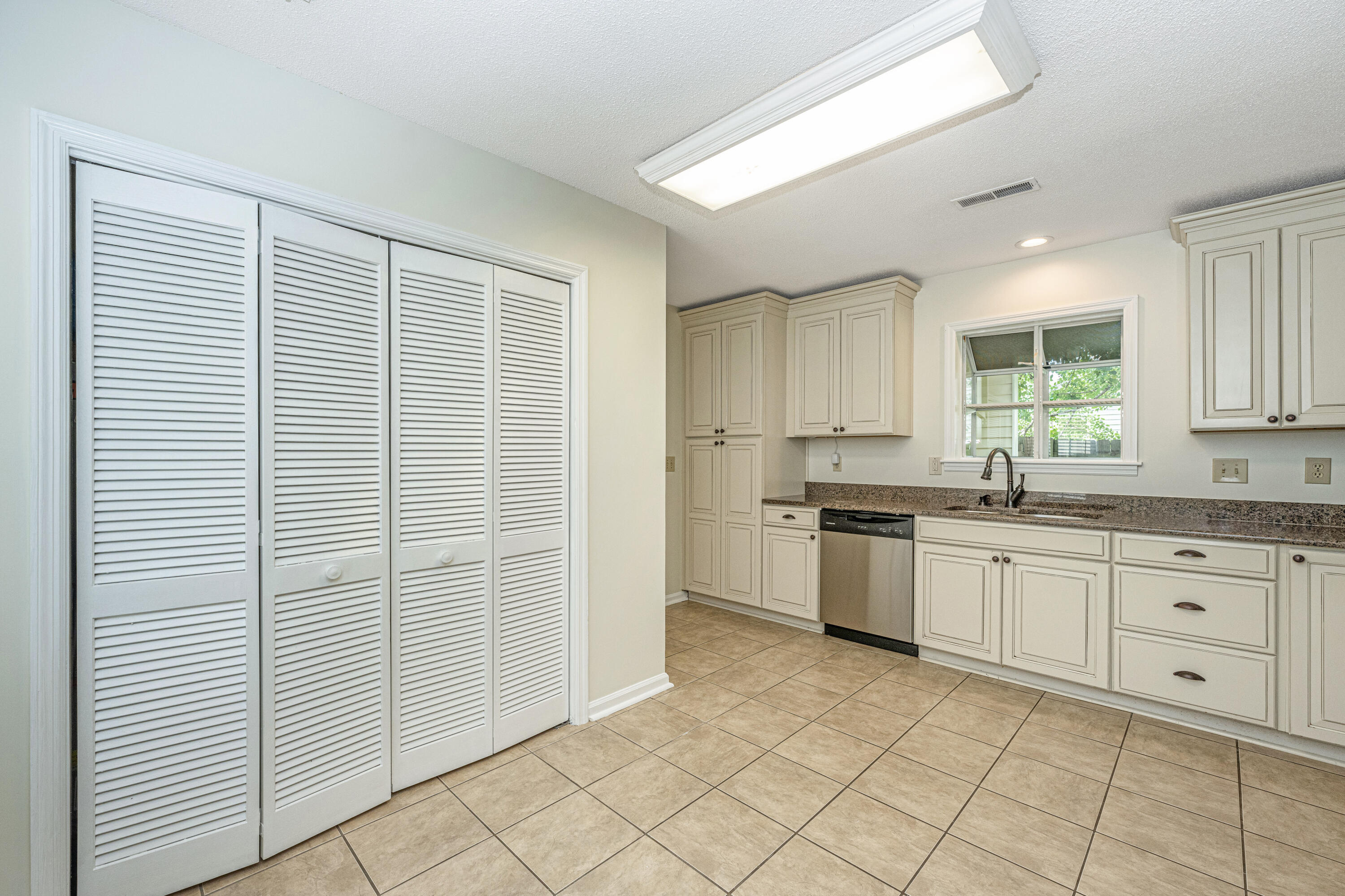 29 Fieldfare Way Charleston, SC 29414 - Photo 10 of 28 Large Kitchen