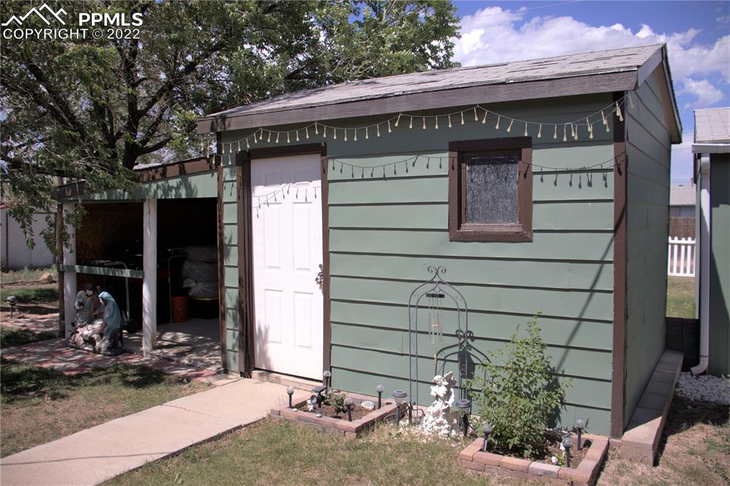 728 Graphite Street Florence, CO 81226 - Photo 25 of 30 a front view of a house with garden