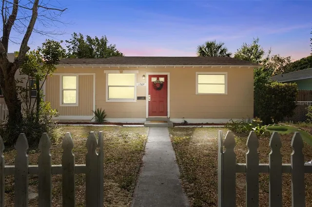 a view of a house with a yard