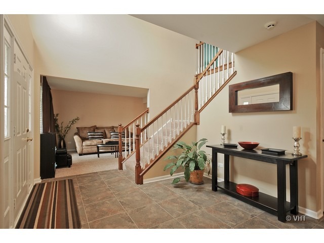609 Homeland Road Matteson, IL 60443 - Photo 3 of 18 a view of entryway and hall