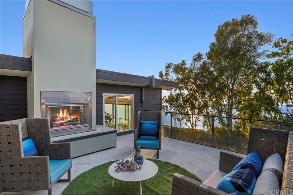 970 Baja Street Laguna Beach, CA 92651 - Photo 11 of 27 a living room with furniture and a wooden floor