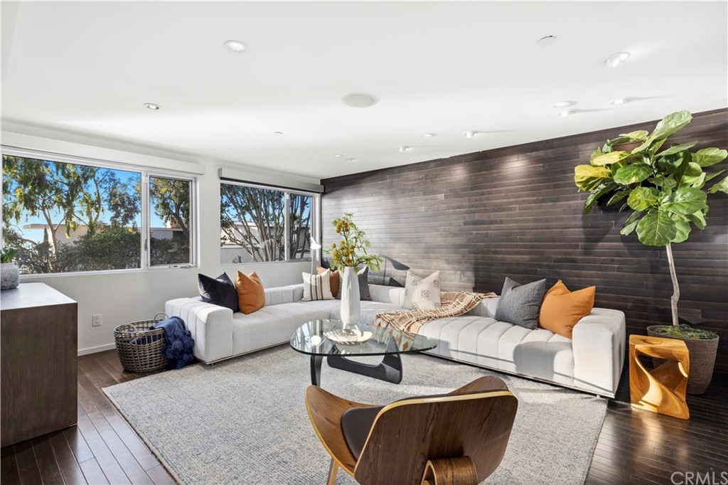 970 Baja Street Laguna Beach, CA 92651 - Photo 15 of 27 a living room with furniture wooden floor and a large window