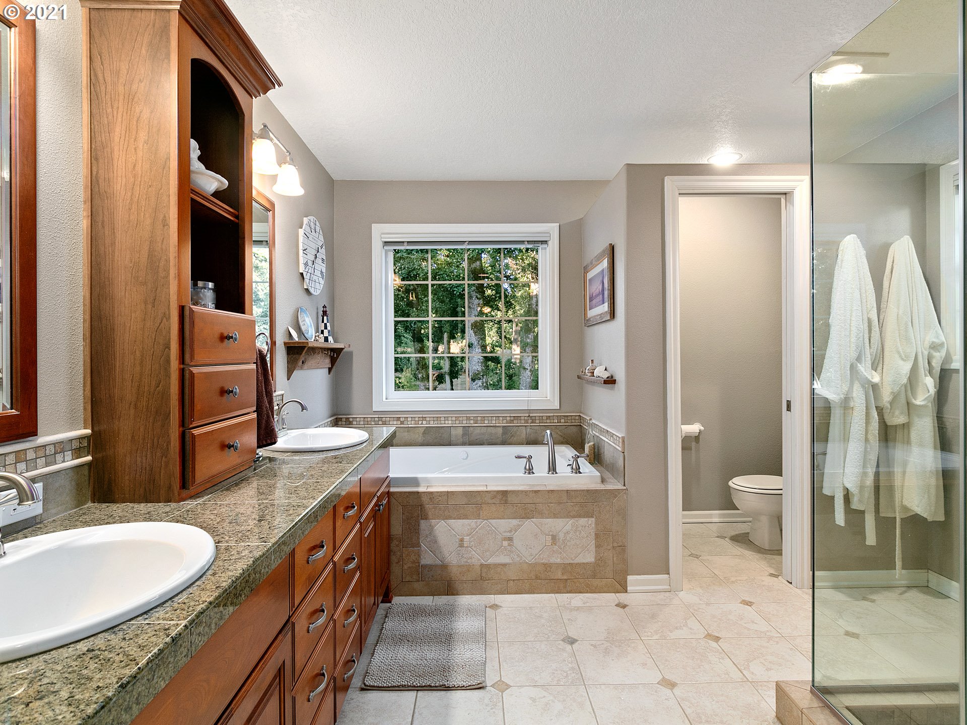 19890 Southwest Gassner Road Beaverton, OR 97007 - Photo 17 of 32 Bathroom, Attached