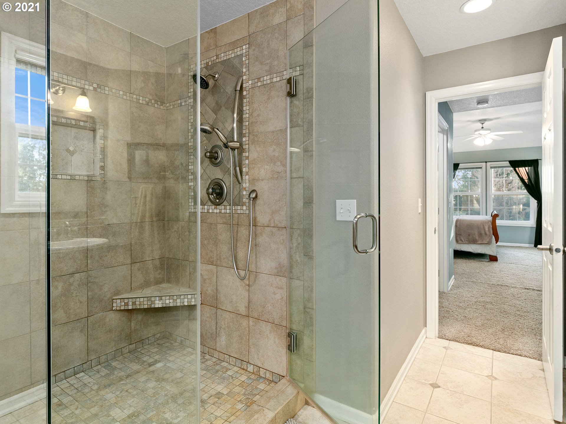 19890 Southwest Gassner Road Beaverton, OR 97007 - Photo 18 of 32 Bathroom