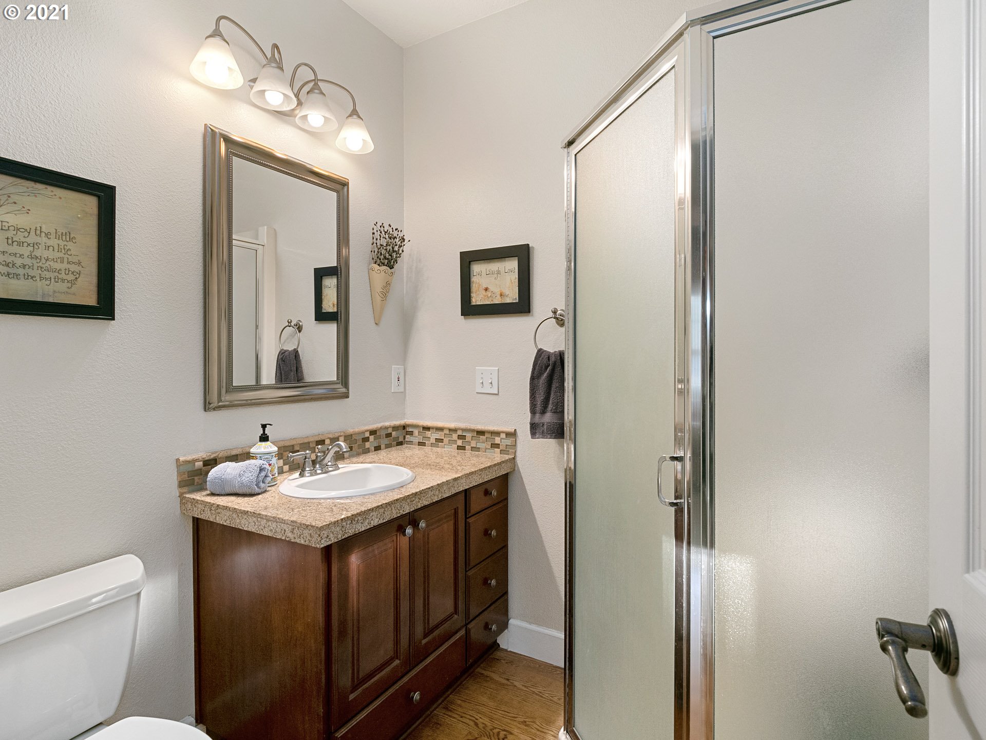 19890 Southwest Gassner Road Beaverton, OR 97007 - Photo 25 of 32 Bathroom