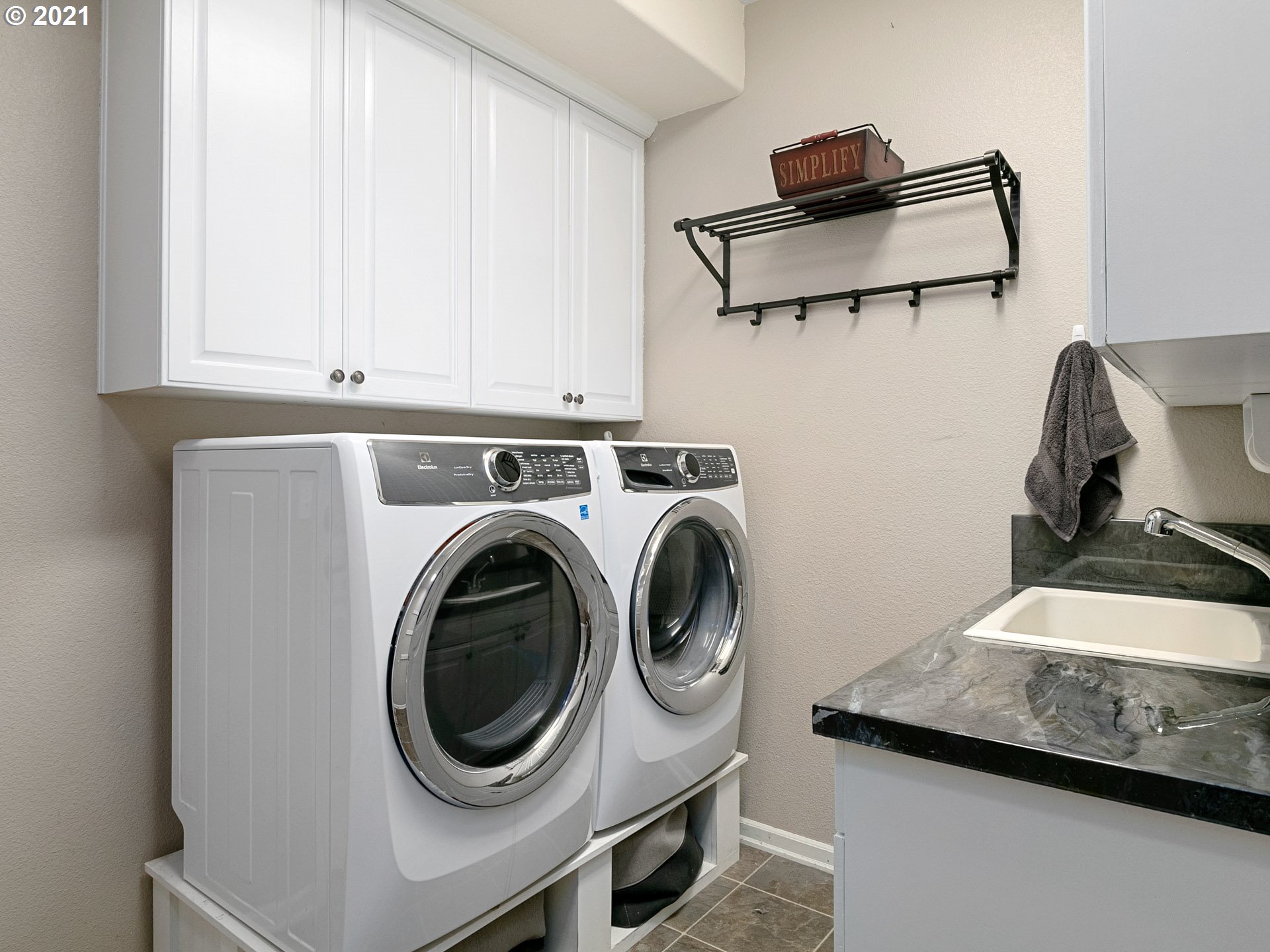 19890 Southwest Gassner Road Beaverton, OR 97007 - Photo 26 of 32 Laundry