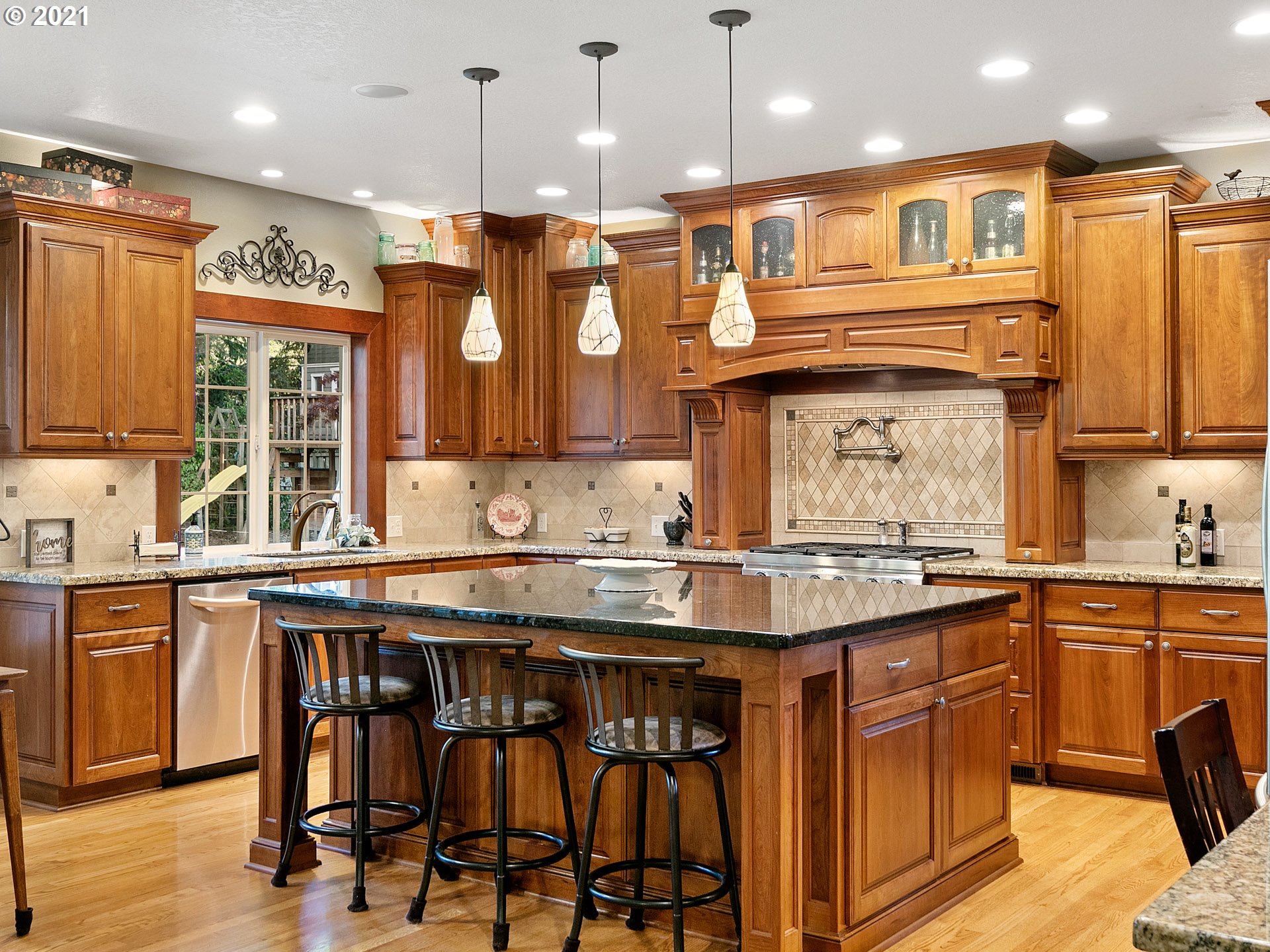 19890 Southwest Gassner Road Beaverton, OR 97007 - Photo 7 of 32 Kitchen