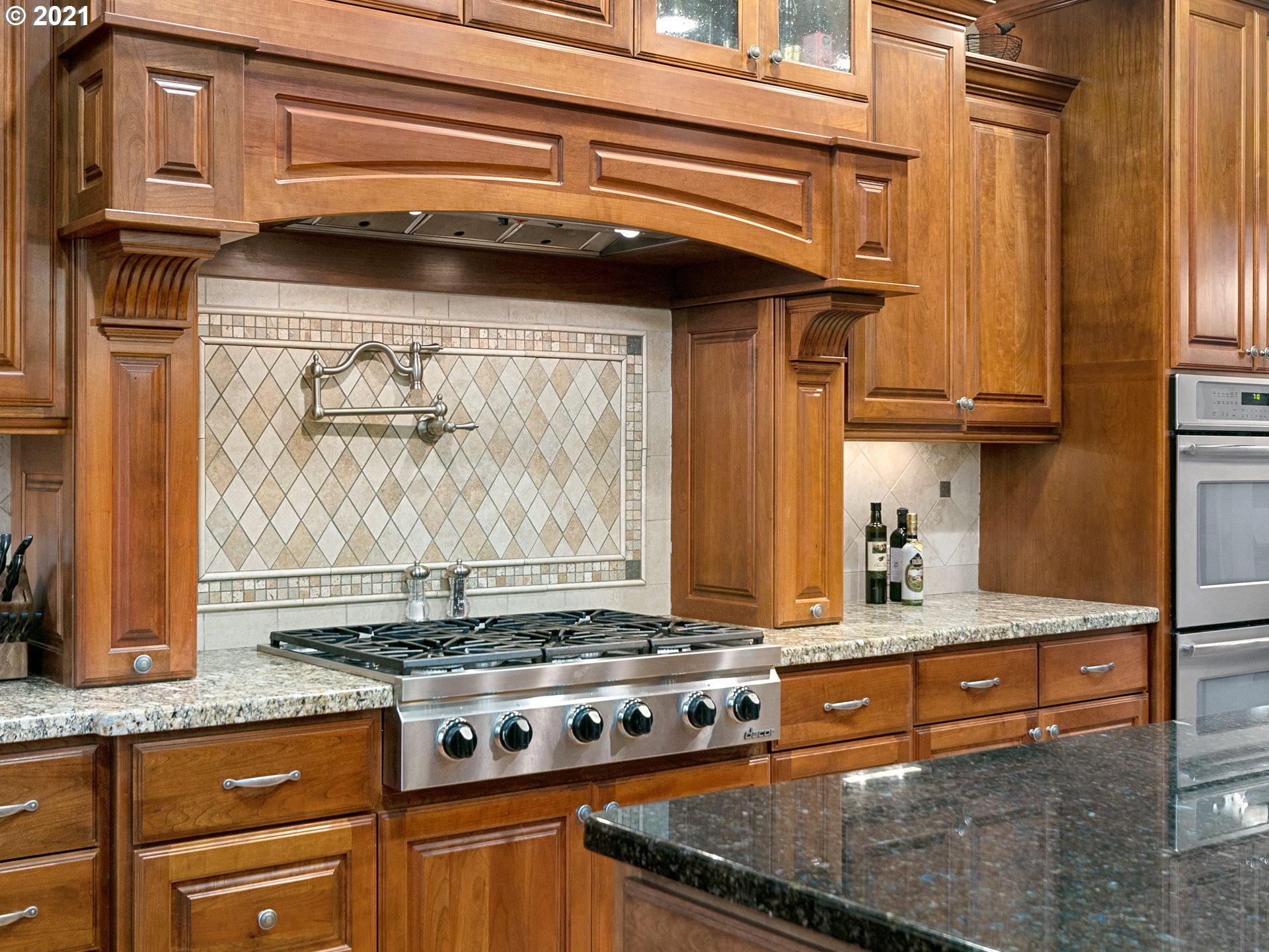 19890 Southwest Gassner Road Beaverton, OR 97007 - Photo 8 of 32 Kitchen