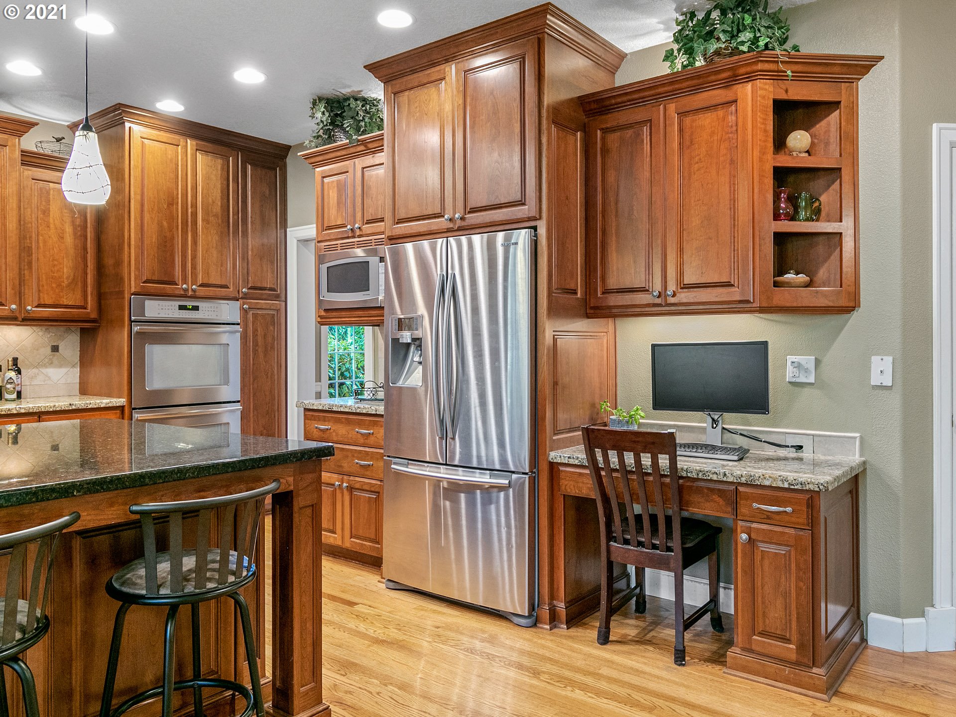 19890 Southwest Gassner Road Beaverton, OR 97007 - Photo 9 of 32 Kitchen