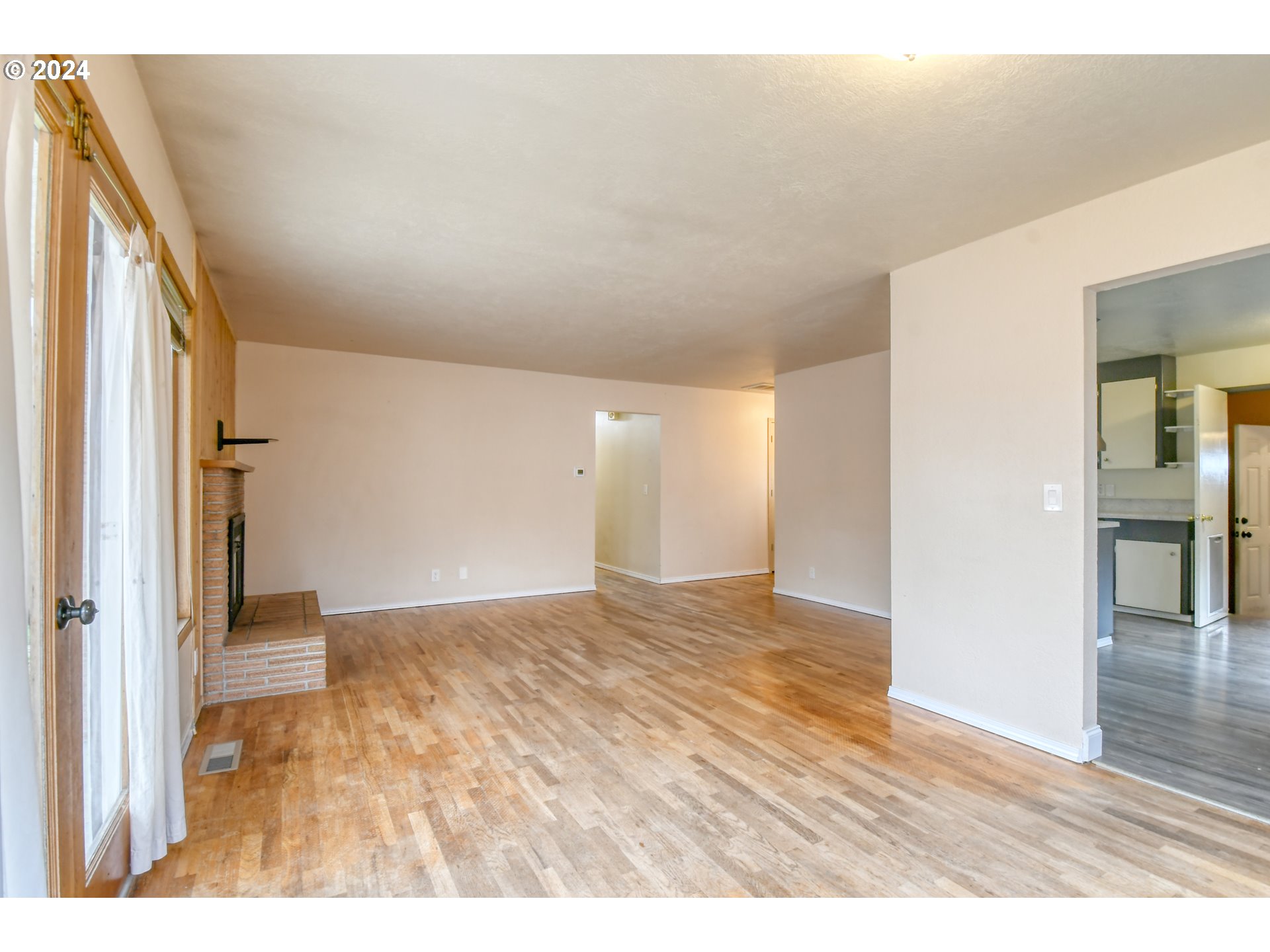 3222 Southwest Hailey Place Pendleton, OR 97801 - Photo 14 of 48 a view of an empty room and window