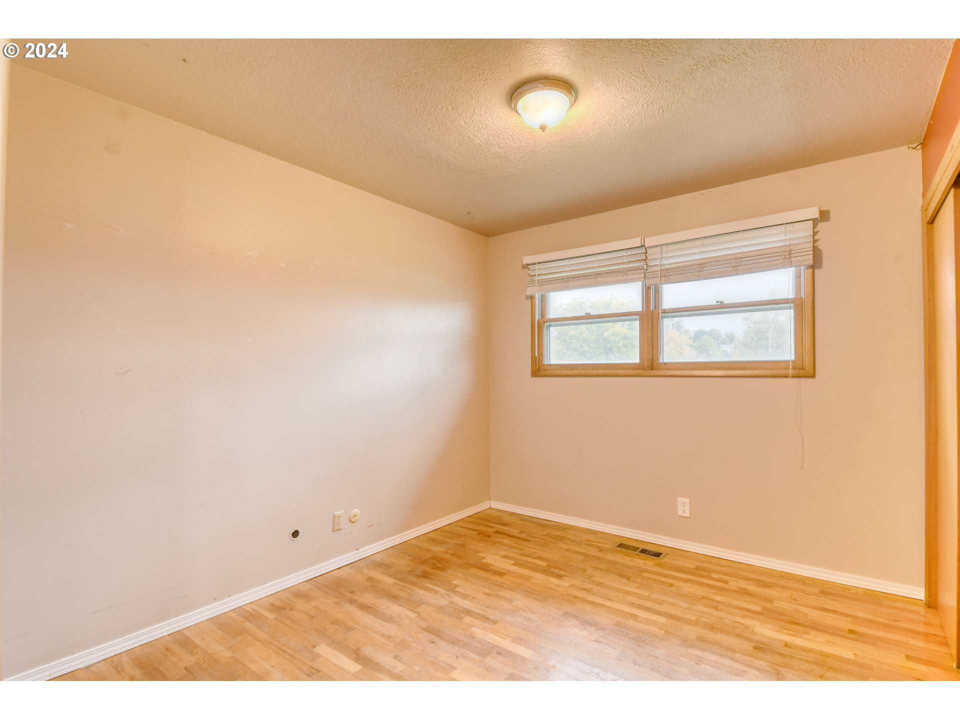 3222 Southwest Hailey Place Pendleton, OR 97801 - Photo 30 of 48 an empty room with a window