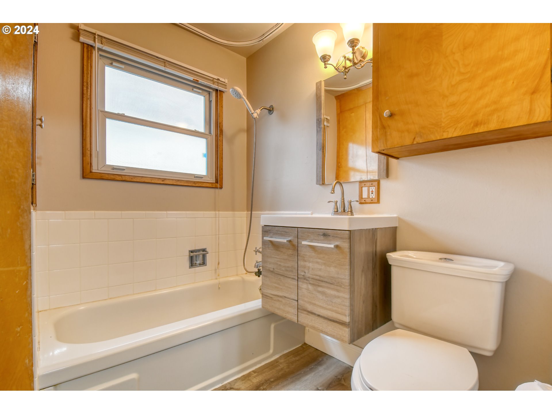 3222 Southwest Hailey Place Pendleton, OR 97801 - Photo 32 of 48 a bathroom with a toilet a sink and a bathtub