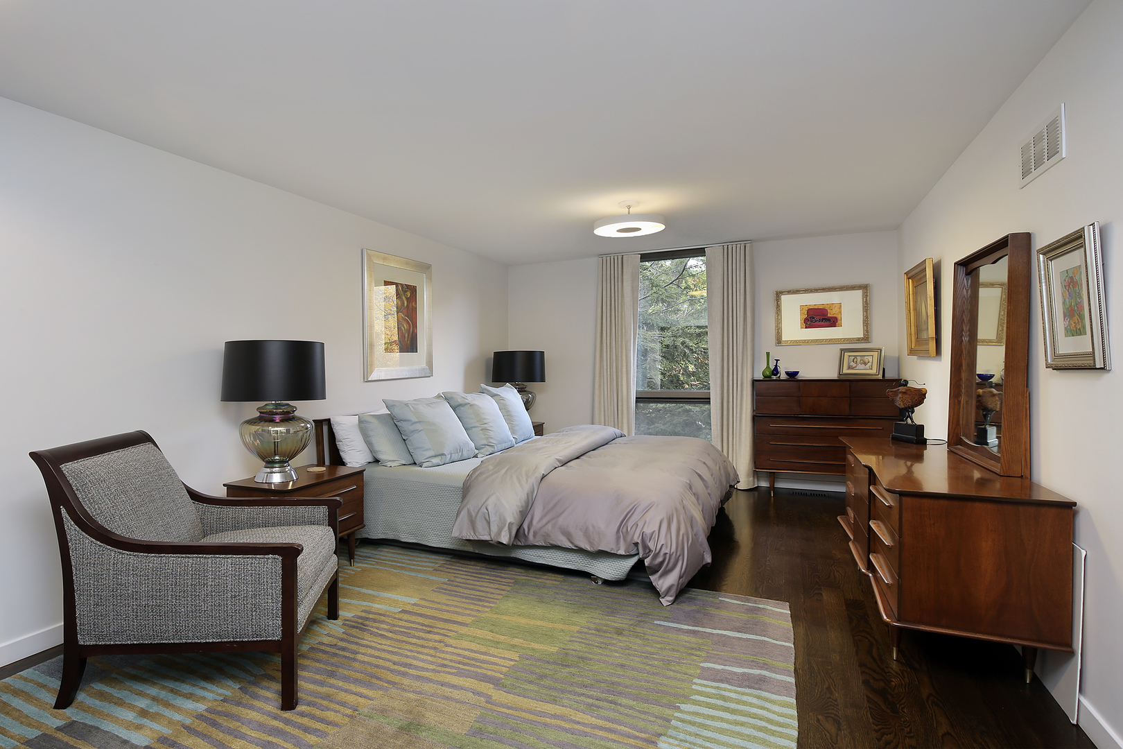 643 Sheridan Road Evanston, IL 60202 - Photo 19 of 29 a bedroom with furniture and a flat screen tv